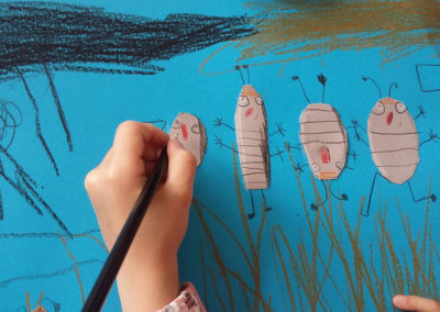 Enfant en train de dessiner des poux lors d'un atelier